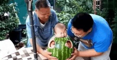 小伙吃瓜被扔,小伙意外吃瓜引发“扔瓜”事件